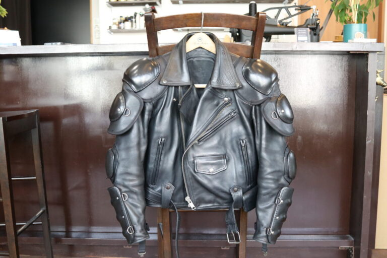 革ジャンの染め直し事例（色あせたレザーをブラックに再染色）